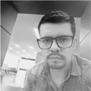 Administrador de empresas y abogado, ofrece clases en ciencias sociales, administrativas, filosofía y otras áreas del conocimiento